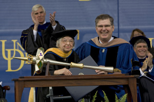 Stephanie Kwolek receiving an Honorary Doctorate of Science from the University of Delaware in 2008. Image: Kathy Atkinson, University of Delaware